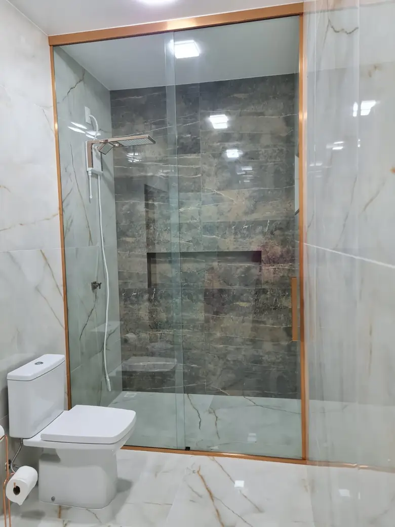Box de vidro temperado incolor instalado em banheiro branco
