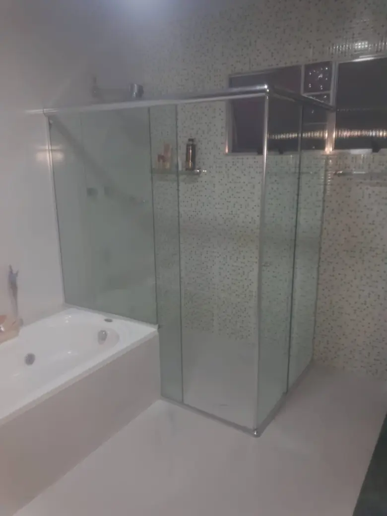 Box de vidro temperado de correr com ferragens em aço inox