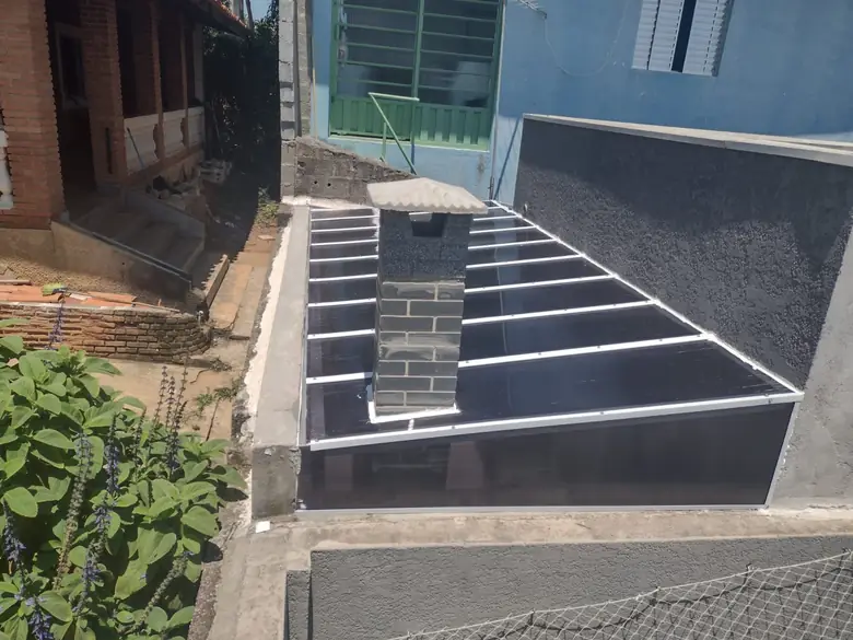 Estrutura metálica de uma cobertura durante a montagem, antes da colocação do vidro
