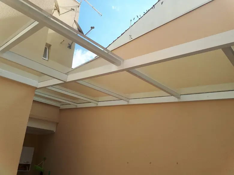 Cobertura de vidro temperado iluminando a entrada de uma casa