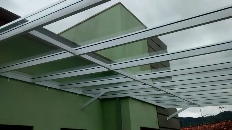 Cobertura de vidro temperado em corredor lateral de casa
