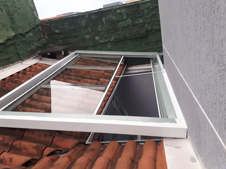 Cobertura de vidro encaixada no recuo do telhado de telhas cerâmicas