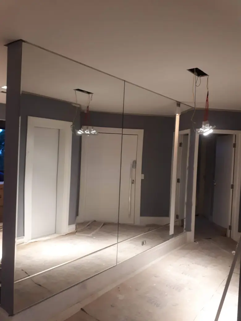 Espelho de parede inteira instalado no hall de entrada de um apartamento