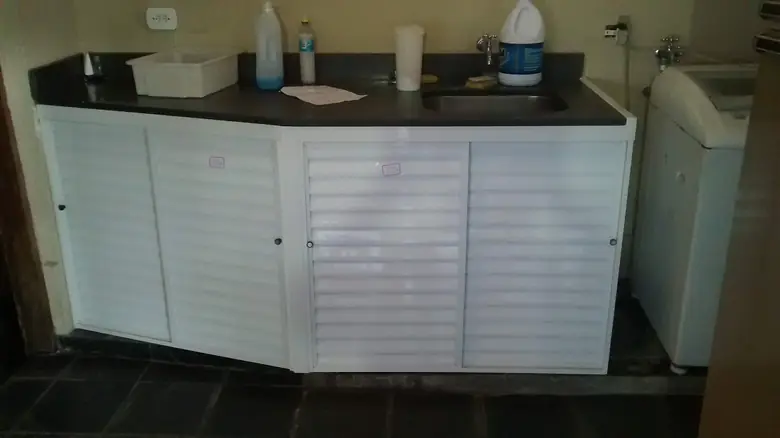 Gabinete metálico branco sob medida para bancada de área de lazer