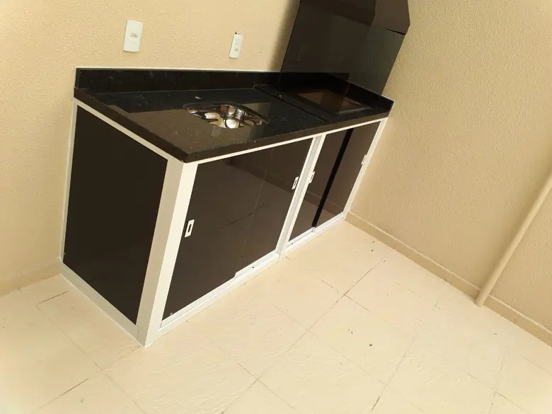 Gabinete metálico sob medida instalado sob bancada de granito