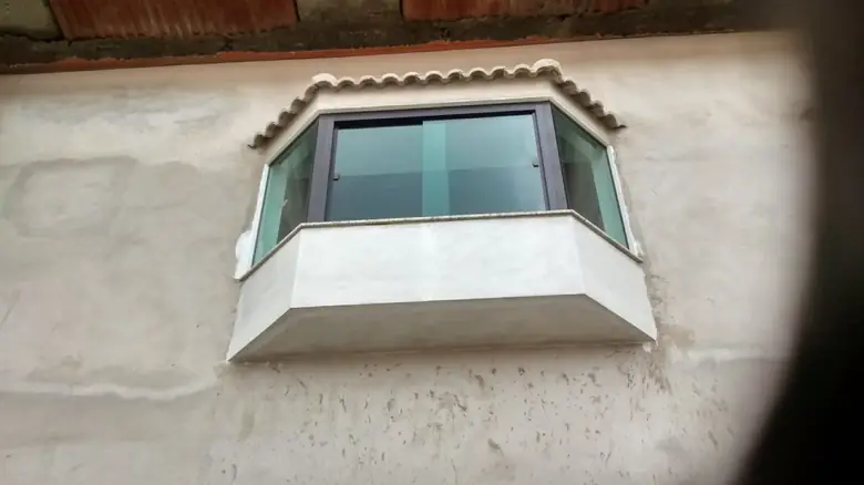 Janela de vidro temperado com esquadria instalada em fachada