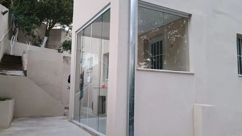 Porta e janela de vidro temperado instaladas na lateral de uma casa